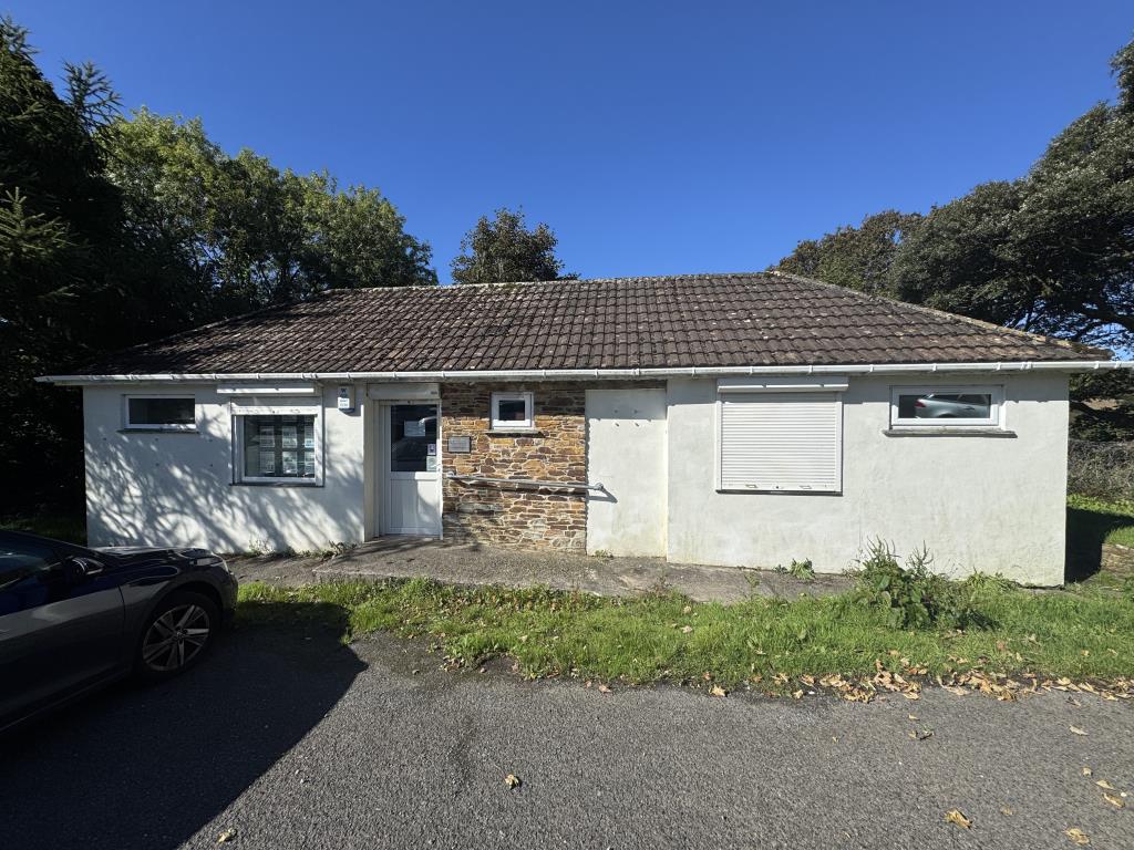 Lot: 52 - DETACHED OFFICE WITH PARKING FOR FOUR VEHICLES - External front of the property